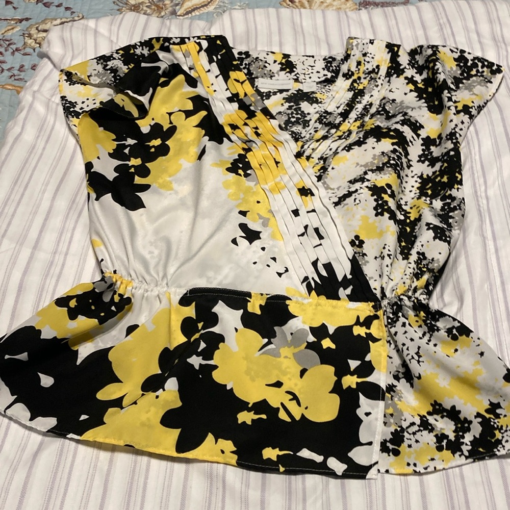 Sleeveless black and white print v-neck size xs top